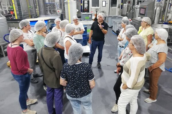 Die Frauengemeinschaft besuchte den Produktionsbetrieb Holderhof AG in Henau.
